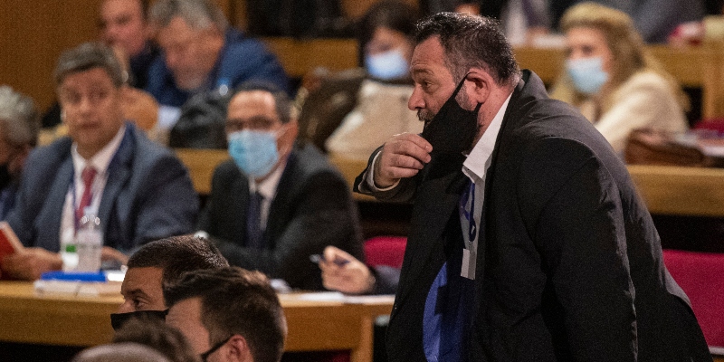 L'europarlamentare Ioannis Lagos di Alba Dorata interviene durante il processo nel tribunale di Atene in cui i vertici del partito sono stato condannati per aver agito come un'associazione criminale. Atene, 12 ottobre 2020 (AP/Petros Giannakouris)