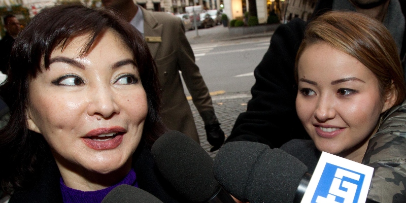 Alma Shalabayeva e la figlia Madina a Roma, il 27 dicembre 2013 (ANSA/CLAUDIO PERI)