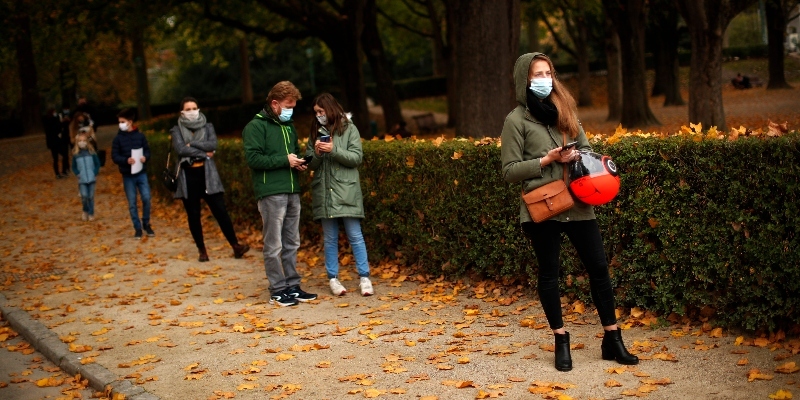 Persone in fila in attesa di effettuare il test sul coronavirus nel parco del Cinquantenario, a Bruxelles, in Belgio, lunedì 19 ottobre 2020 (AP/ Francisco Seco)
