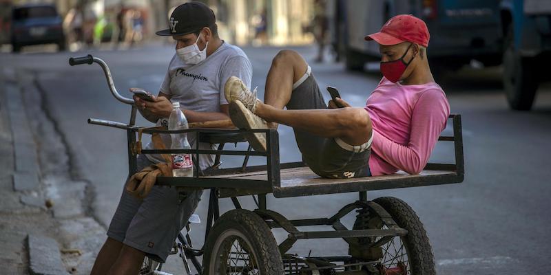 Due cubani indossano la mascherina in una strada a l'Avana. (Ramon Espinosa/LaPresse/AP Photo)