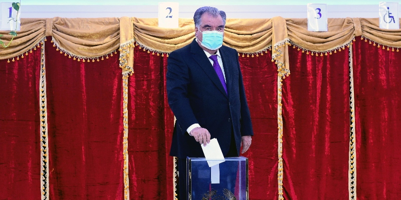 Il presidente del Tagikistan Emomali Rahmon vota alle elezioni presidenziali, a Dushanbe, in Tagikistan, il 11 ottobre 2020 (EPA/TAGIKISTAN/ANSA) 
