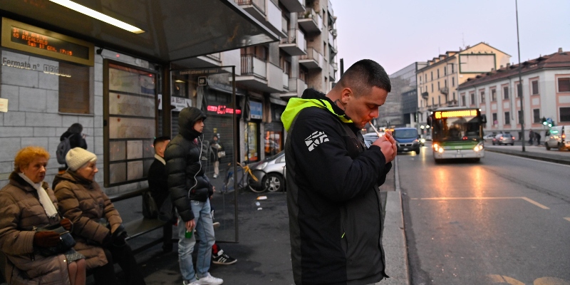 Un fumatore alla fermata dell'autobus, a Milano, 18 gennaio 2020 (ANSA/MARIA ACANFORA)