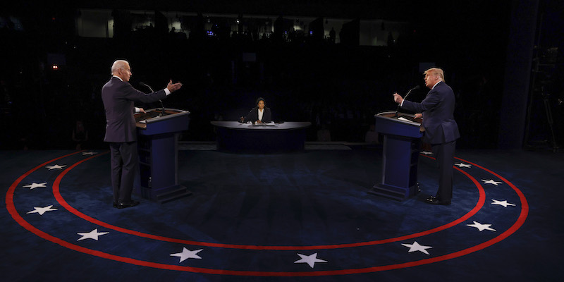 Joe Biden e Donald Trump durante il confronto televisivo di Nashville, Tennessee, (REUTERS/Jim Bourg/Pool)