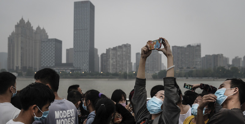 Un gruppo di persone lungo il fiume Yangtze, il 2 ottobre. (Getty Images)