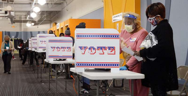 Un seggio di Milwaukee, Wisconsin, al primo giorno di apertura per il voto anticipato, il 20 ottobre. (Scott Olson/Getty Images)