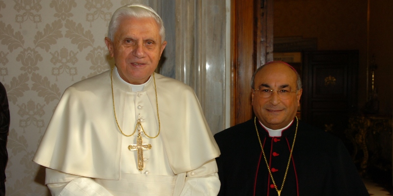 Il vescovo di Caserta Giovanni D'Alise nel gennaio del 2017 con il papa emerito Benedetto XVI (ANSA/ L'OSSERVATORE ROMANO - Servizio Fotografico - photo@ossrom.va)