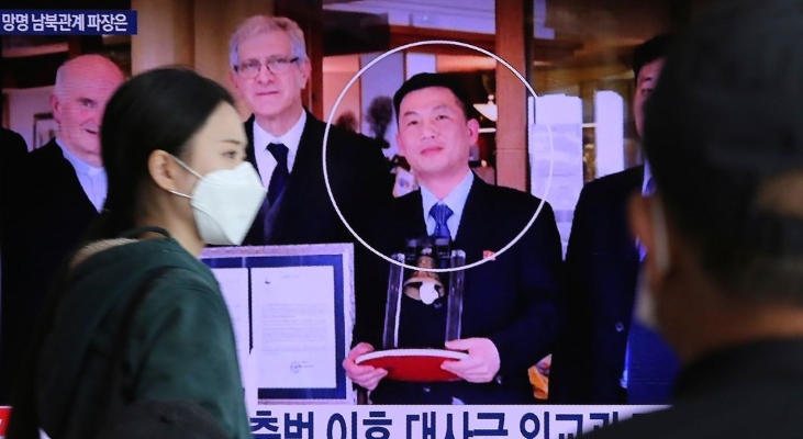 Jo Song Gil (a destra) ex ambasciatore della Corea del Nord in Italia, compare in un telegiornale sudcoreano alla stazione ferroviaria di Seul, in Corea del Sud, mercoledì 7 ottobre 2020 (AP Photo / Ahn Young-joon)