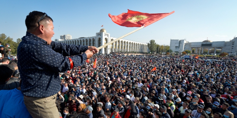 Proteste di piazza contro i risultati delle ultime elezioni politiche a Bishkek, Kirghizistan, lunedì 5 ottobre 2020 (AP/Vladimir Voronin)