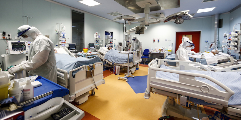 Il reparto di terapia intensiva del COVID Hospital Istituto Clinico Casalpalocco a Roma. (Cecilia Fabiano/ LaPresse) 