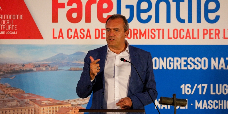 Il sindaco di Napoli Luigi De Magistris al XVIII congresso di FareGentile, a Napoli, il 16 luglio 2020 (Fabio Sasso/ZUMA Wire/Ansa)
