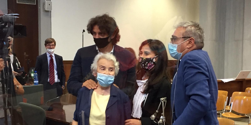 Marco Cappato e Mina Welby dopo l'assoluzione nel processo per la morte di Davide Trentini. Massa, 27 luglio 2020 (ANSA/MANUELA D'ANGELO)