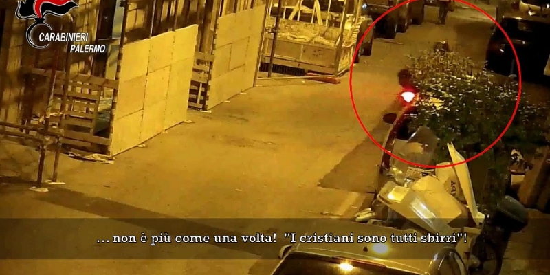 Un fermo immagine tratto da un video dei Carabinieri di Palermo che documenta le estorsioni nel quartiere Borgo Vecchio, 13 ottobre 2010 (ANSA/CARABINIERI)
