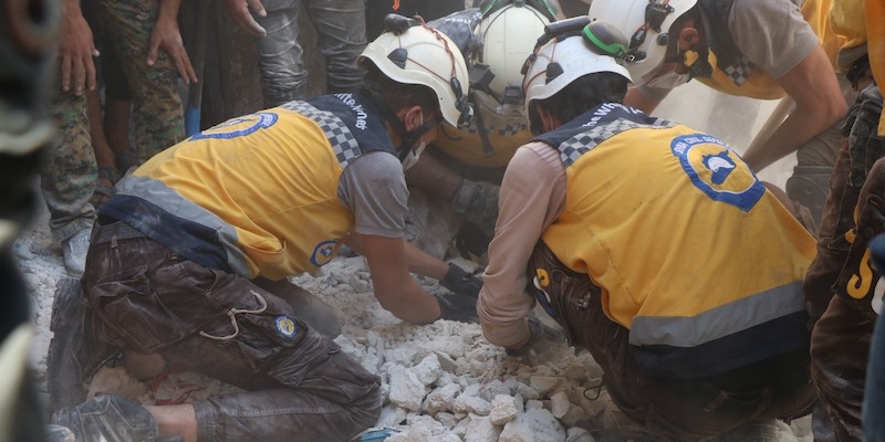 Membri dei Caschi Bianchi cercano di soccorrere persone sepolte dalle macerie dopo un'esplosione ad al Bab, il 6 ottobre 2020 (Syrian Civil Defense White Helmets via AP)