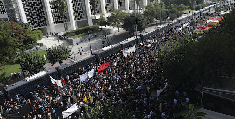Manifestanti fuori dal tribunale di Atene prima del verdetto (AP Photo/Yorgos Karahalis)
