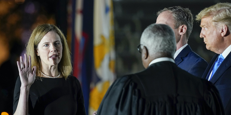 Amy Coney Barrett durante il giuramento alla Casa Bianca. (AP Photo/Patrick Semansky)
