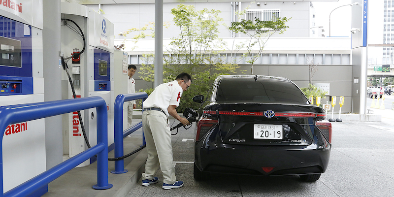 Un'auto a idrogeno fa rifornimento a Tokyo. (AP Photo/Yuri Kageyama)