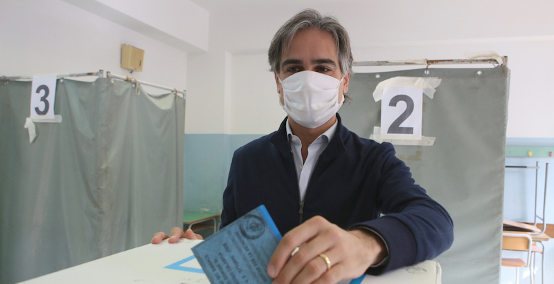 Il sindaco uscente di Reggio Calabria, Giuseppe Falcomatà, vota per il ballottaggio delle elezioni in città (Adriana Sapone/LaPresse)