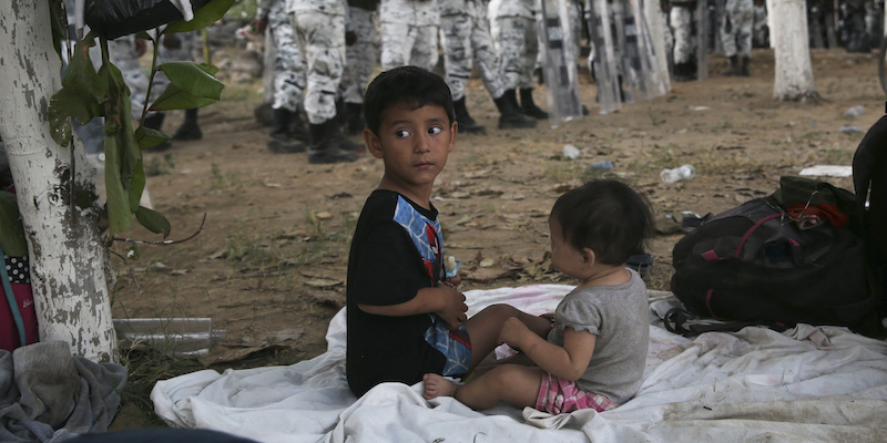 Due bambini foografati a gennaio del 2020 mentre cercano di passare il confine tra Messico e Guatemala. (AP Photo/Marco Ugarte)