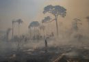 Gli incendi in Amazzonia sono peggiori che nel 2019, ma se ne parla molto meno: perché?