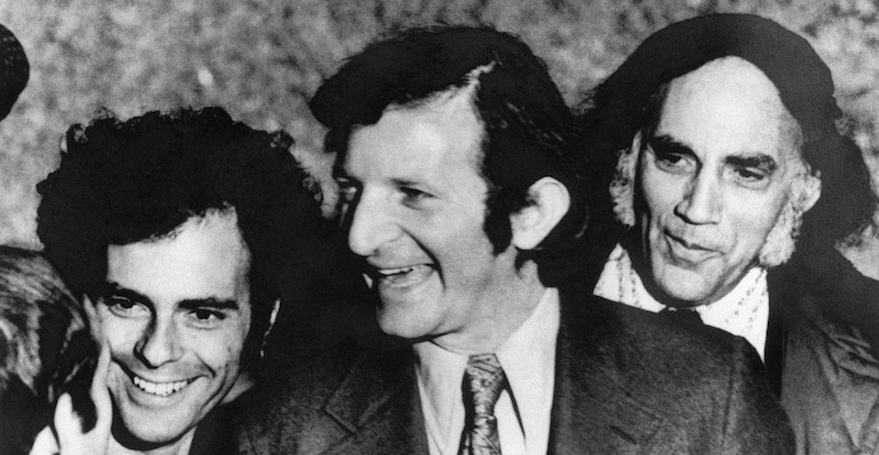 Da sinistra, Jerry Rubin, Leonard Weinglass e William Kunstler nel 1973 (AP Photo/Charles Knoblock)