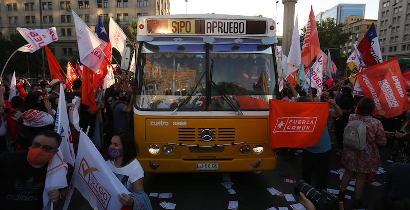 Proteste a Santiago, Cile, 22 ottobre (EPA/Elvis Gonzalez)