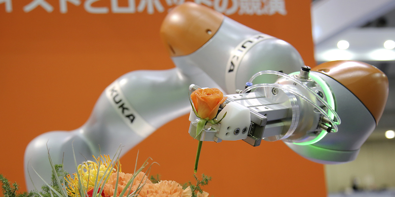 Un braccio robotico prodotto da Kuka, azienda tedesca acquisita nel 2015 da un gruppo cinese. (AP Photo/Shizuo Kambayashi)