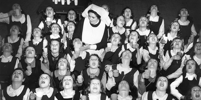 Alunne di una classe evacuata nel Buckinghamshire (Inghilterra) durante la Seconda guerra mondiale fanno i gargarismi nella speranza che questo possa prevenire l’influenza - 5 febbraio 1941 (Reg Speller/Fox Photos/Getty Images)