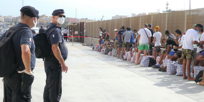 Migranti al centro di accoglienza di Lampedusa (ANSA/ELIO DESIDERIO)