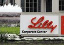La casa farmaceutica Eli Lilly ha sospeso i test su un trattamento contro il coronavirus simile a quello preso da Trump