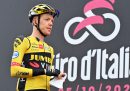 Due squadre hanno lasciato il Giro d'Italia dopo le positività riscontrate tra corridori e staff