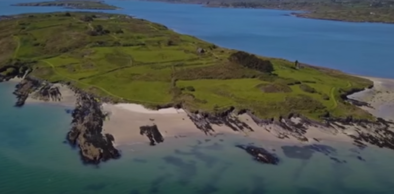 Screenshot del video promozionale dell'isola privata di Horse Island, che si trova nel sud-ovest dell'Irlanda ed è stata venduta per 5,5 milioni di euro a un acquirente che non l'aveva mai vista dal vivo e l'ha comprata vedendone solo il video.