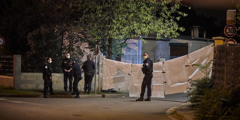 Poliziotti nella strada dove è stato ucciso un insegnante della scuola media Bois D'Aulne a Conflans-Sainte-Honorine, in Francia, il 16 ottobre 2020 (Kiran Ridley/Getty Images)