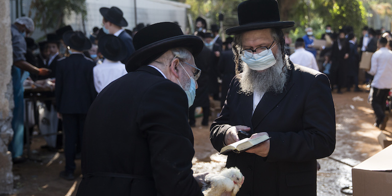 Due ebrei ultraortodossi si preparano per la festa dello Yom Kippur, lo scorso 24 settembre. (Amir Levy/Getty Images)