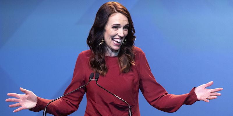 La prima ministra della Nuova Zelanda Jacinda Ardern durante il suo discorso della vittoria dopo le elezioni del 17 ottobre 2020, ad Auckland (La Presse/AP Photo/Mark Baker)