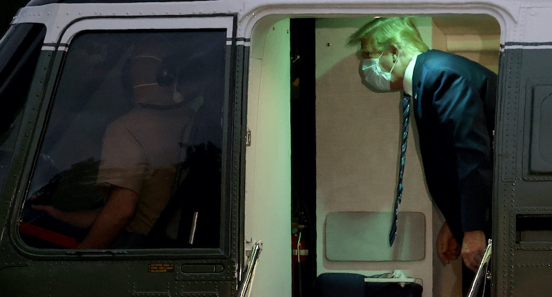 Il presidente degli Stati Uniti, Donald Trump, al suo ritorno alla Casa Bianca dopo un breve ricovero in ospedale per COVID-19, 5 ottobre 2020 (Win McNamee/Getty Images)
