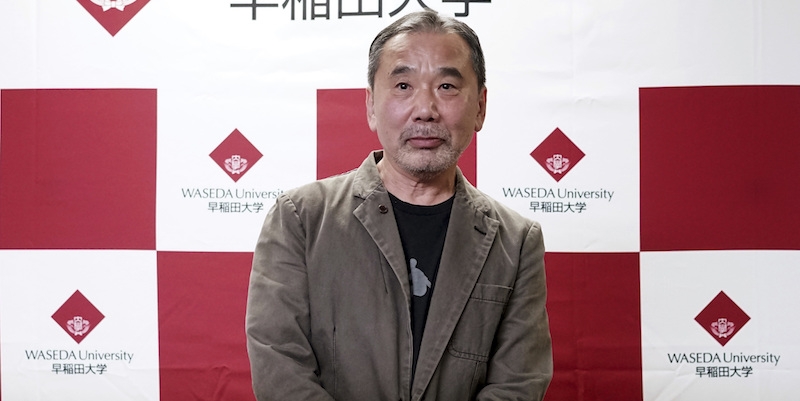 Lo scrittore giapponese Haruki Murakami nel 2018 (La Presse/AP Photo/Eugene Hoshiko)