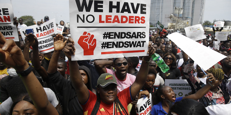 Una manifestazione contro la violenza della polizia a Lagos, in Nigeria, il 15 ottobre 2020 (La Presse/AP Photo/Sunday Alamba)