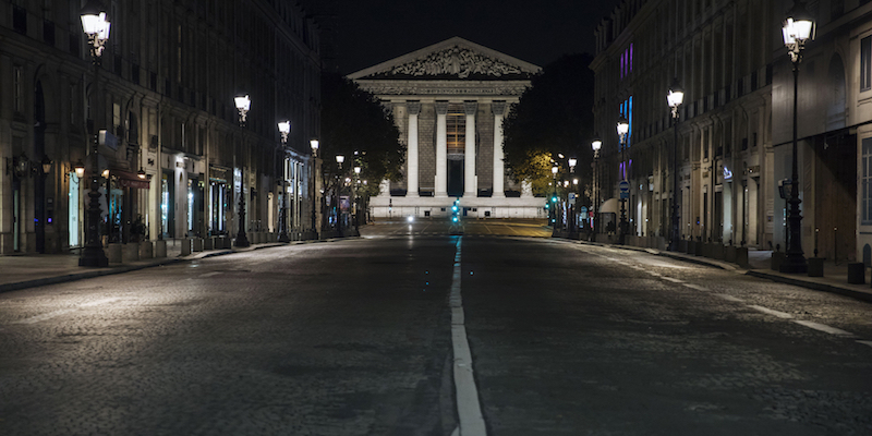 Place de la Madeleine, a Parigi, sotto il coprifuoco, 17 ottobre 2020 (La Presse/AP Photo/Lewis Joly)