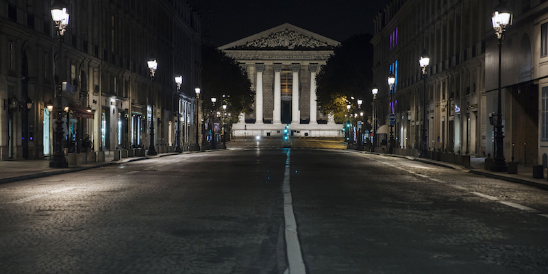 Place de la Madeleine, a Parigi, sotto il coprifuoco, 17 ottobre 2020 (La Presse/AP Photo/Lewis Joly)