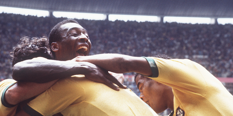 Pelé esulta con il Brasile dopo uno dei quattro gol segnati all'Italia nella finale dei Mondiali del 1970 in Messico (Getty Images)
