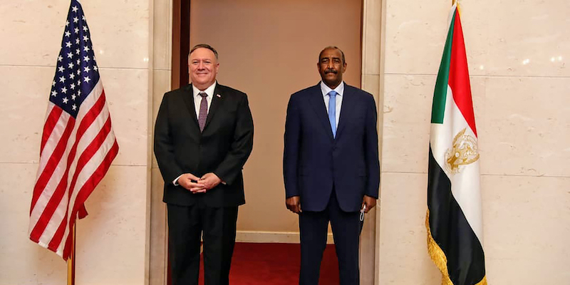 Il segretario di Stato americano Mike Pompeo con il generale sudanese Abdel Fattah al Burhan, capo del Concilio militare, lo scorso agosto a Khartoum (Sudanese Cabinet via AP)