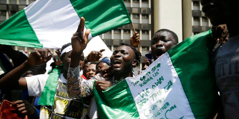 Manifestanti protestano contro le violenze della polizia, a Lagos, in Nigeria, il 20 ottobre 2020 (AP/Sunday Alamba)