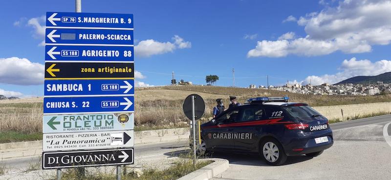 Carabinieri lungo una strada che conduce a Sambuca di Sicilia, il 17 ottobre 2020 (ANSA / Massimo D'Antoni)