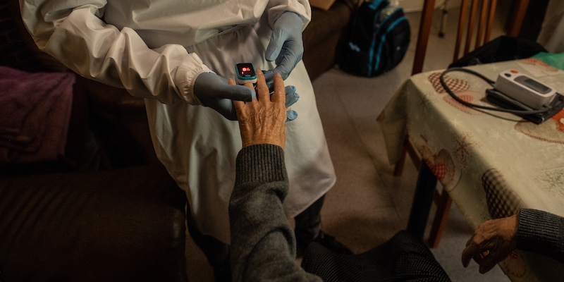 Misurazione del livello di ossigeno del sangue con un saturimetro durante una visita domiciliare a Les Roquetes del Garraf, vicino a Barcellona, il 28 aprile 2020 (David Ramos/Getty Images)