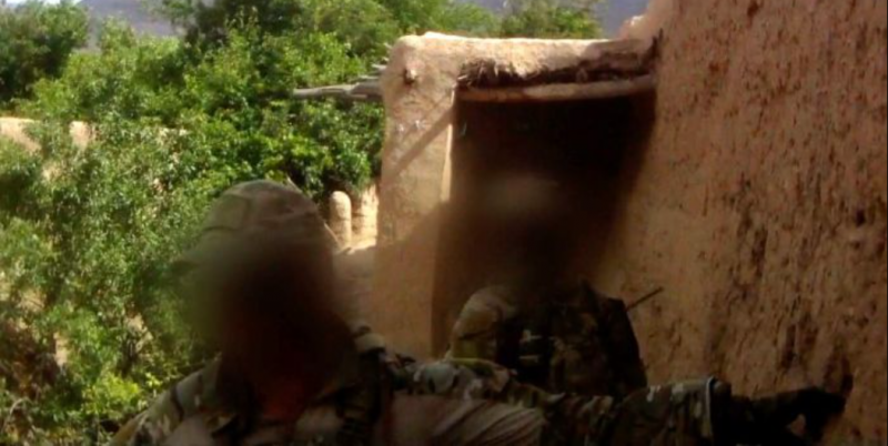 Screenshot del video filmato dalla videocamera montata sul caschetto del comandante di pattuglia e mostrato da ABC.