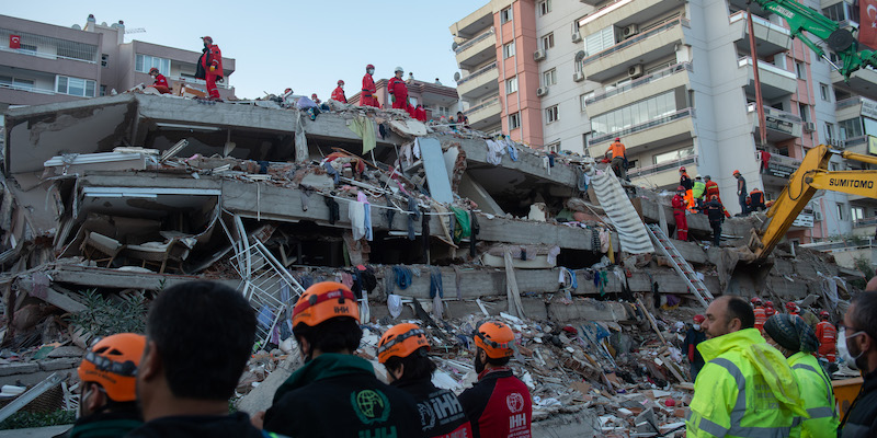 Uno degli edifici crollati a Smirne (Burak Kara/Getty Images)