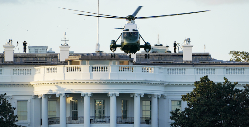 Il Marine One trasporta Trump al Walter Reed National Military Medical Center a Bethesda, Maryland, venerdì 2 ottobre (AP Photo/Manuel Balce Ceneta)