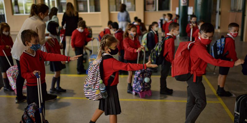 Studenti entrano a scuola a Pamplona, in Spagna. (AP Photo/ Alvaro Barrientos)