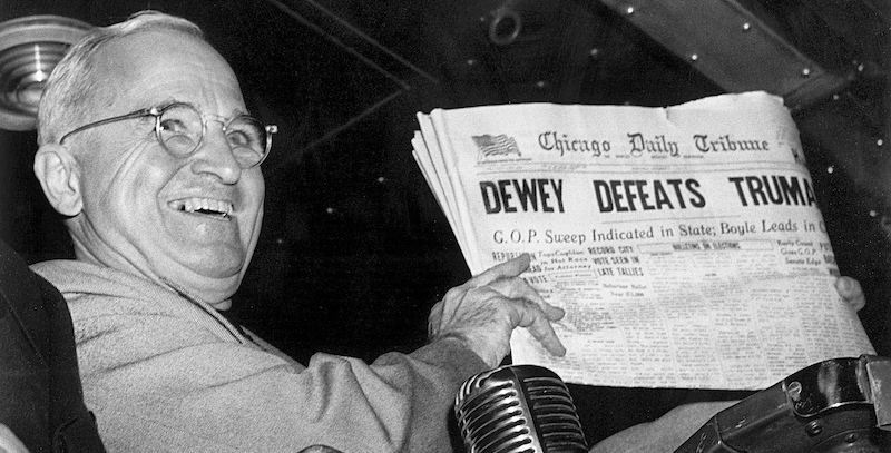 Il presidente degli Stati Uniti Harry Truman tiene in mano una copia del Chicago Daily Tribune che l'aveva dato erroneamente sconfitto alle presidenziali del 1948. (AP Photo/Byron Rollins)