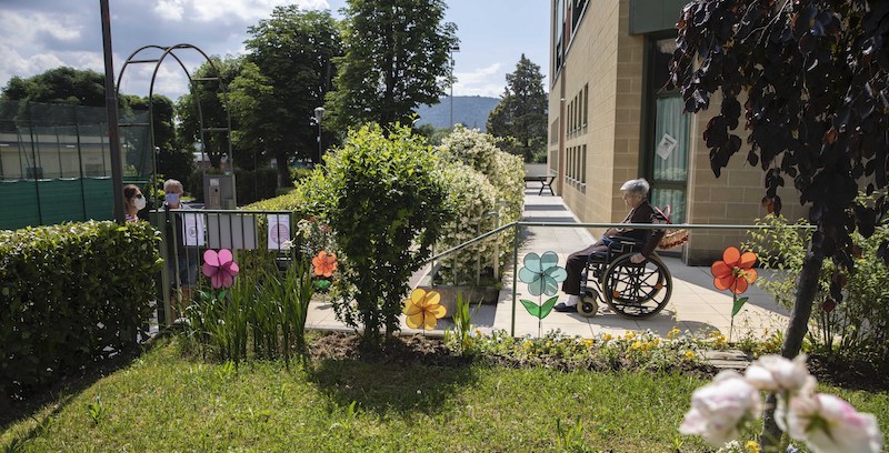 Una visita a distanza di sicurezza alla Fondazione Martino Zanchi, una casa di riposo di Alzano Lombardo, il 29 maggio, 2020. (AP Photo/Luca Bruno)